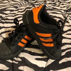 Blk/ Orange low top Adidas